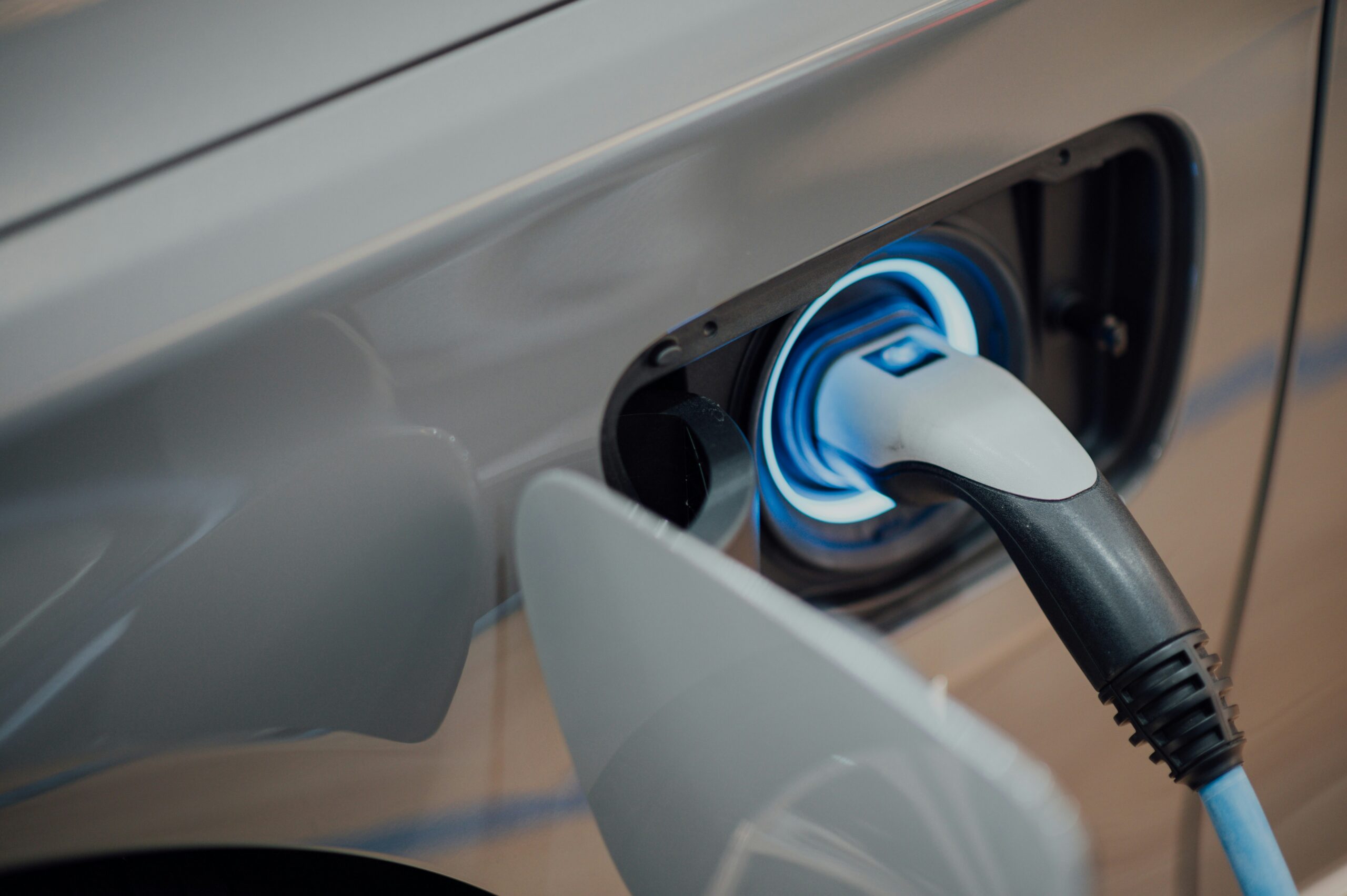 電気自動車(EV)の充電時間の目安は?充電の種類や時間短縮の方法も解説