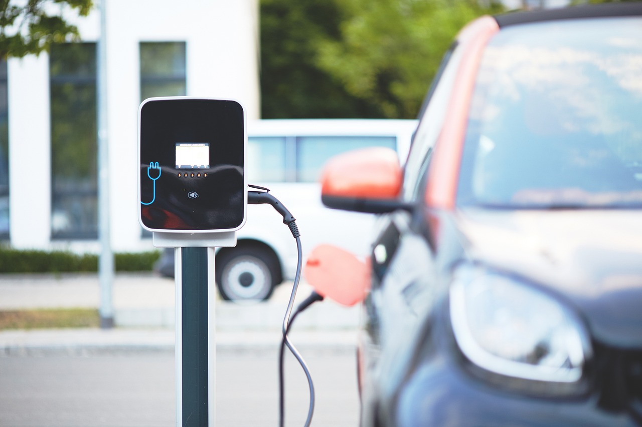 電気自動車(EV)を自宅で充電するには?設備の設置方法や費用についても徹底解説